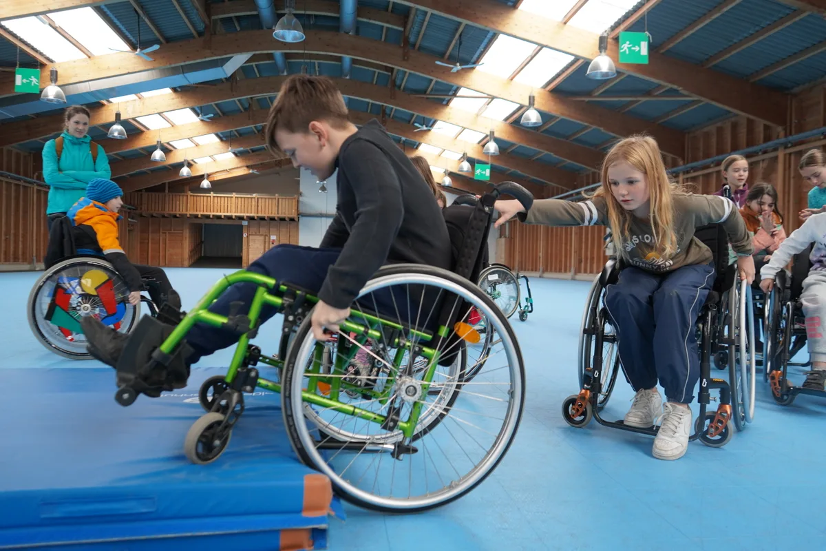 Paralympic-Stars Felix Frohofer und Chantal Cavin sind im Rahmen des Projekts «Stars in der Schule» in Uster, um Kindern Inklusion näherzubringen.